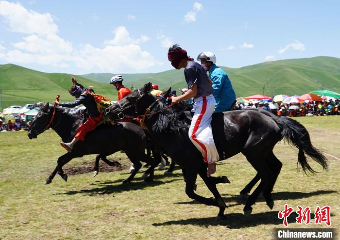 圖為選手進(jìn)行3000米賽馬比賽。　馬銘言 攝