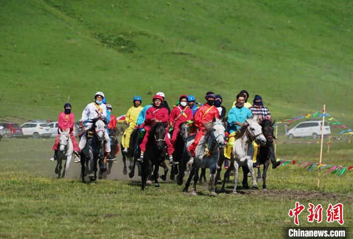 圖為選手進(jìn)行3000米賽馬比賽?！●R銘言 攝