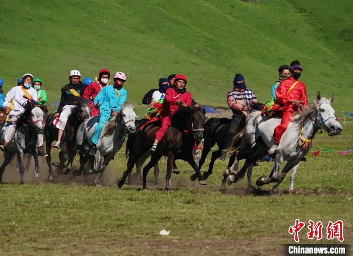 圖為選手進(jìn)行3000米賽馬比賽?！●R銘言 攝