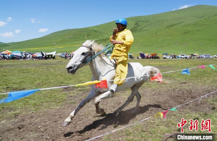 圖為選手進(jìn)行3000米賽馬比賽?！●R銘言 攝