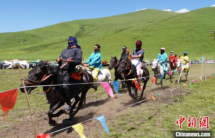 圖為選手進(jìn)行3000米賽馬比賽?！●R銘言 攝