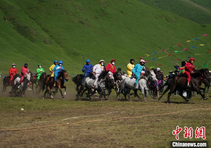 圖為選手進(jìn)行3000米賽馬比賽?！●R銘言 攝