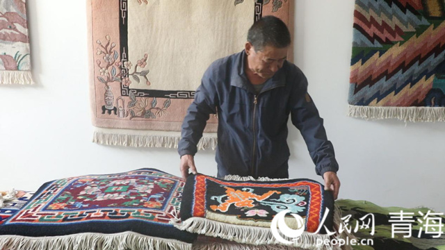 楊永良和他的作品。人民網(wǎng) 張皓芃攝
