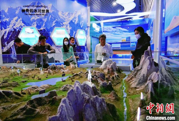 圖為中外嘉賓在玉樹(shù)州博物館內(nèi)參觀?！●R銘言 攝