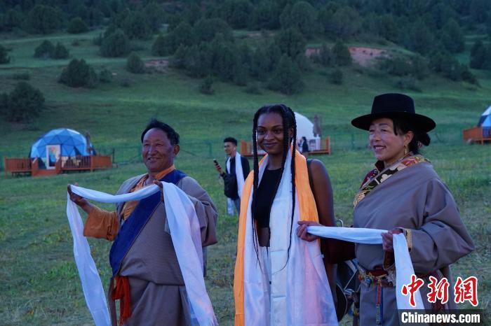 圖為當(dāng)?shù)孛癖娕c外籍留學(xué)生合影留念?！●R銘言 攝