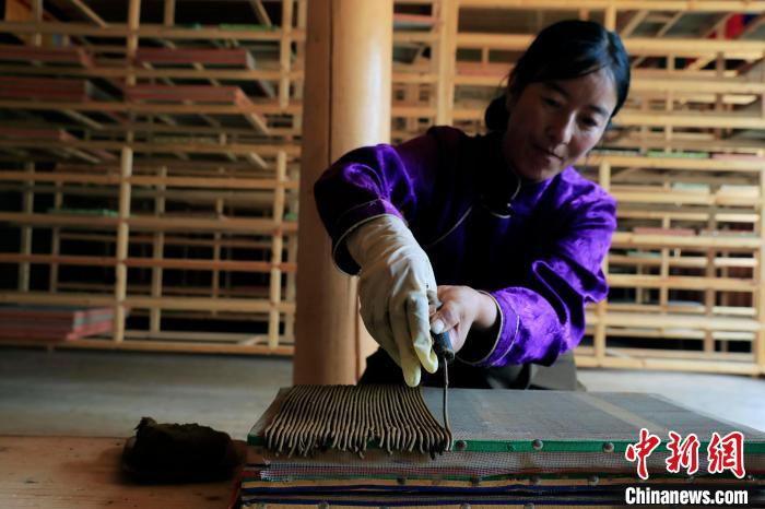 擠壓成香。　王磊 攝