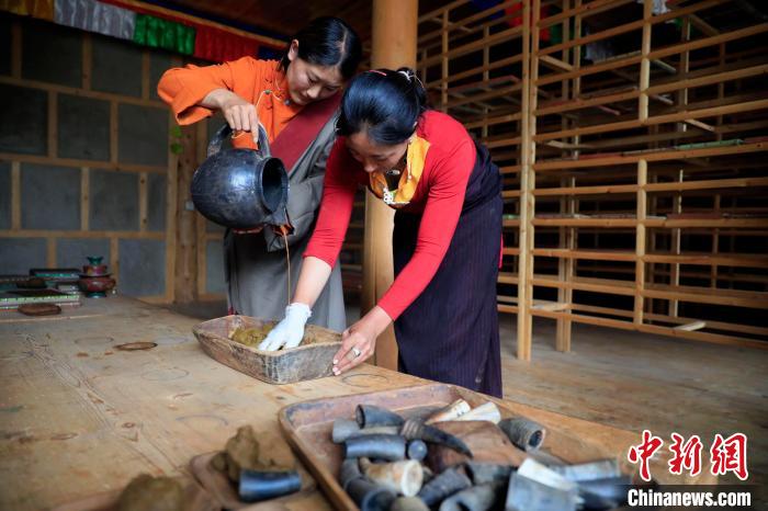 調(diào)合香團?！⊥趵?攝