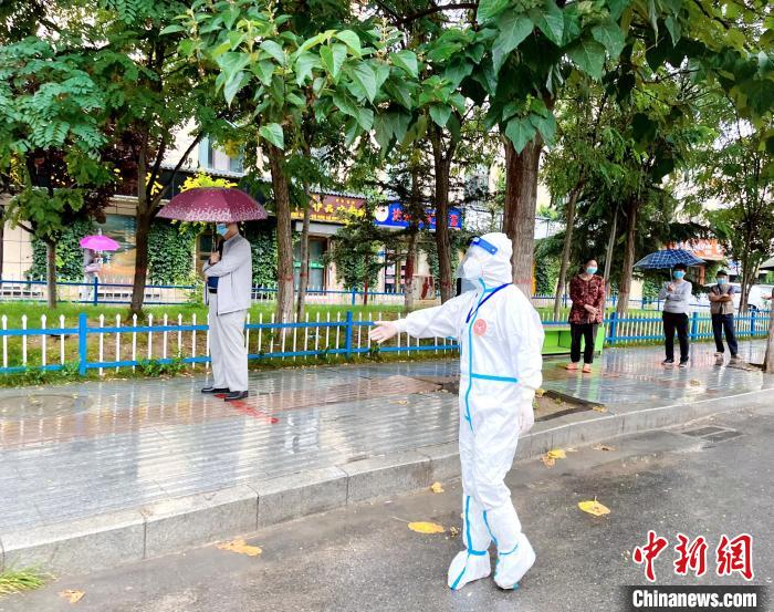 高原小城青海尖扎抗疫見聞：柔肩亦可擔(dān)重任，夫妻檔聞令而動