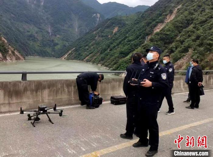 民警組成的搜尋隊(duì)利用無(wú)人機(jī)在震區(qū)開(kāi)展空中巡查?！「首沃莨簿止﹫D