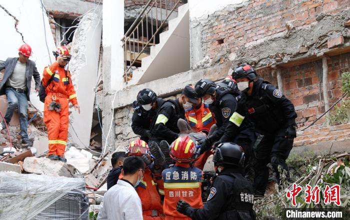 四川消防救援人員開展救援。　四川消防 供圖