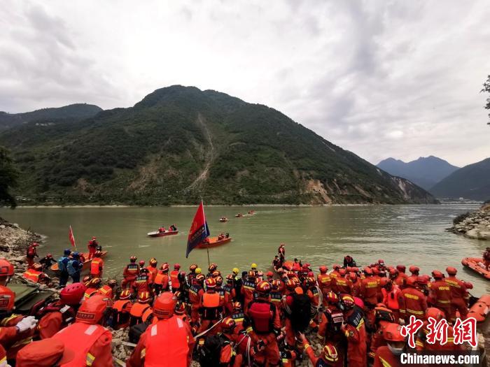 四川消防救援人員開展救援。　四川消防 供圖