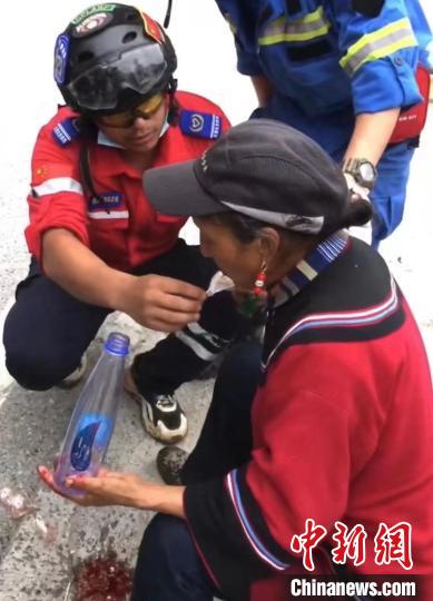 筠連筠愛青年應(yīng)急救援隊(duì)救援人員正在為傷員傷口清理?！∈茉L者供圖