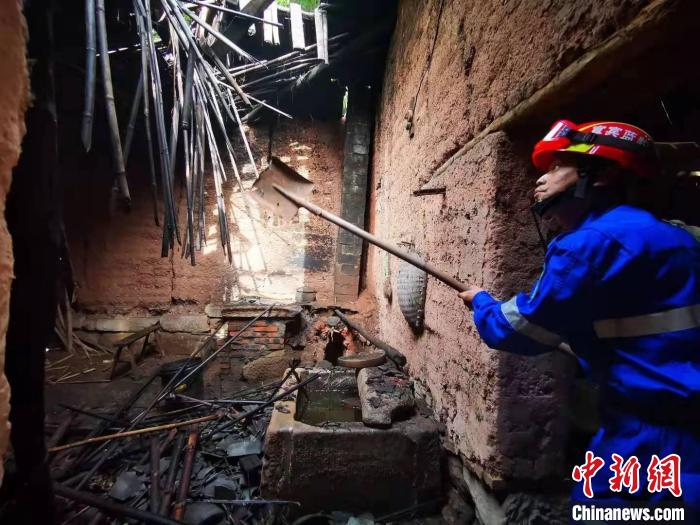 宜賓藍(lán)豹應(yīng)急救援隊(duì)搜救組成員劉方杰正在參與救援。　受訪者供圖