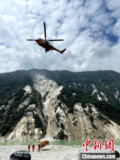 直升機正在運輸110千伏唐下線應(yīng)急塔塔材?！⌒l(wèi)科 攝