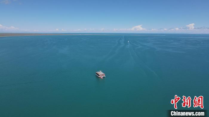 圖為航拍夏日青海湖?！±罱瓕?攝