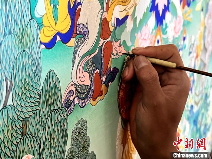 圖為畫師繪畫唐卡。　馬文莉 供圖