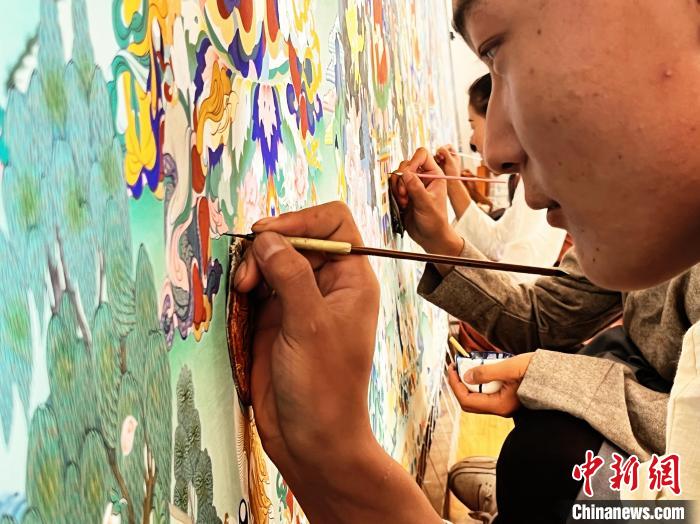 圖為畫師繪畫唐卡?！●R文莉 供圖