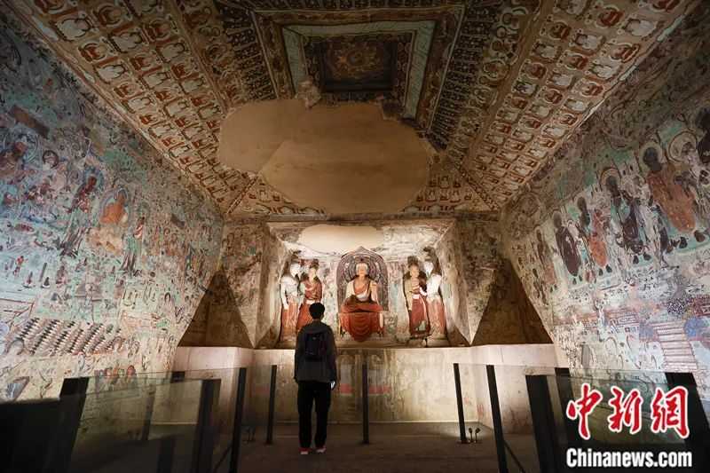 “敦行故遠(yuǎn)：故宮敦煌特展”上展出的敦煌莫高窟第220窟復(fù)制洞窟。杜洋 攝