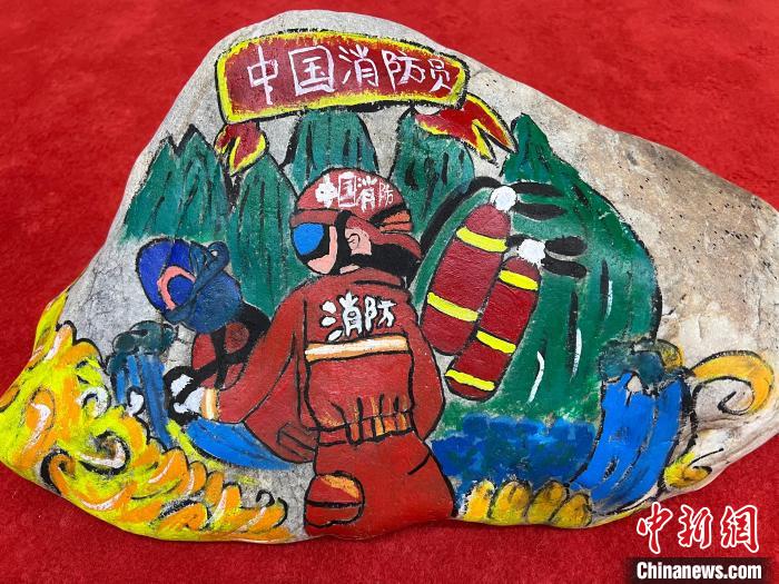 圖為玉樹消防指戰(zhàn)員創(chuàng)作的石頭畫作品《沖鋒有我》?！O瑞祥 攝