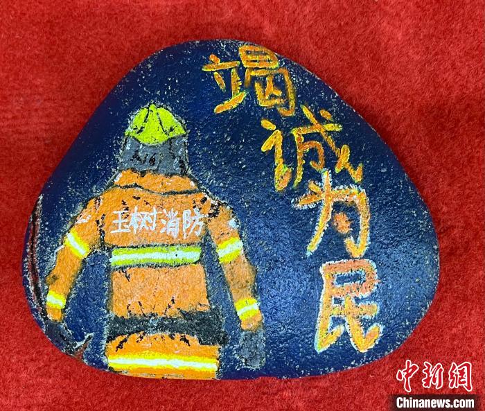 圖為玉樹消防指戰(zhàn)員創(chuàng)作的石頭畫作品《逆行在路上》。　孫瑞祥 攝
