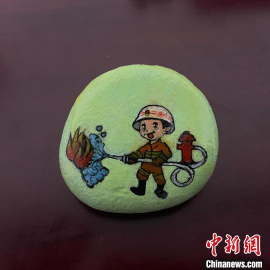 圖為玉樹消防指戰(zhàn)員創(chuàng)作的石頭畫作品《小小消防員》?！O瑞祥 攝