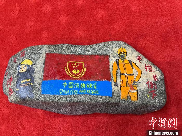 圖為玉樹消防指戰(zhàn)員創(chuàng)作的石頭畫作品《我有一個特點“不擅長倒下”》。　孫瑞祥 攝