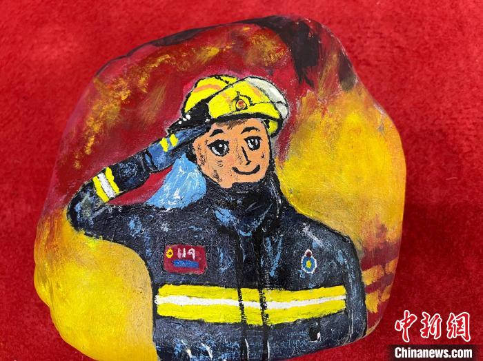 圖為玉樹消防指戰(zhàn)員創(chuàng)作的石頭畫作品《請祖國和人民放心》?！O瑞祥 攝