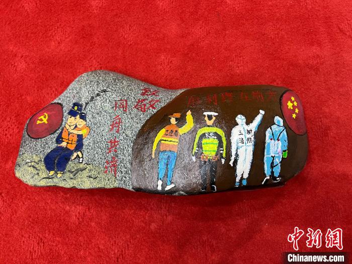 圖為玉樹消防指戰(zhàn)員創(chuàng)作的石頭畫作品《致敬“抗疫戰(zhàn)線”逆行的所有人》?！O瑞祥 攝