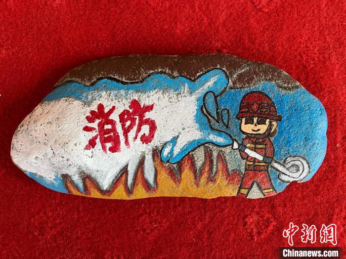 圖為玉樹消防指戰(zhàn)員創(chuàng)作的石頭畫作品《永遠沖鋒在前》?！O瑞祥 攝