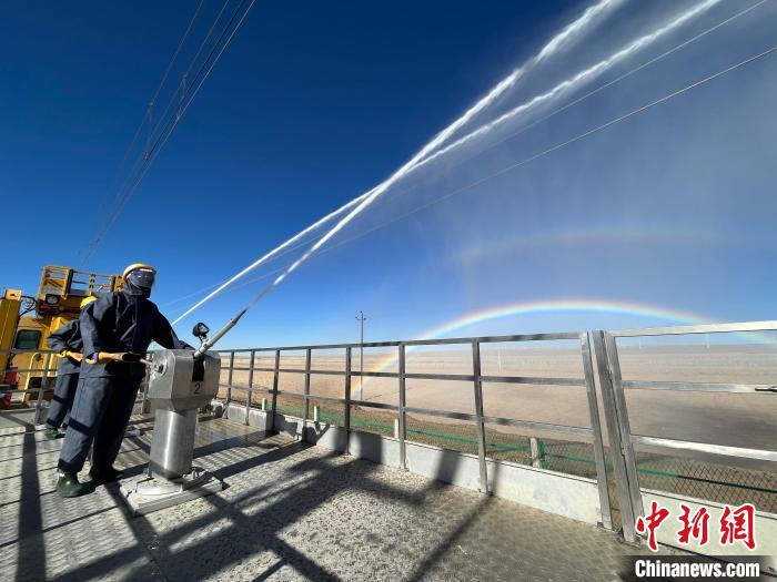 圖為水炮手在操作高壓水炮?！「邌⒑?攝