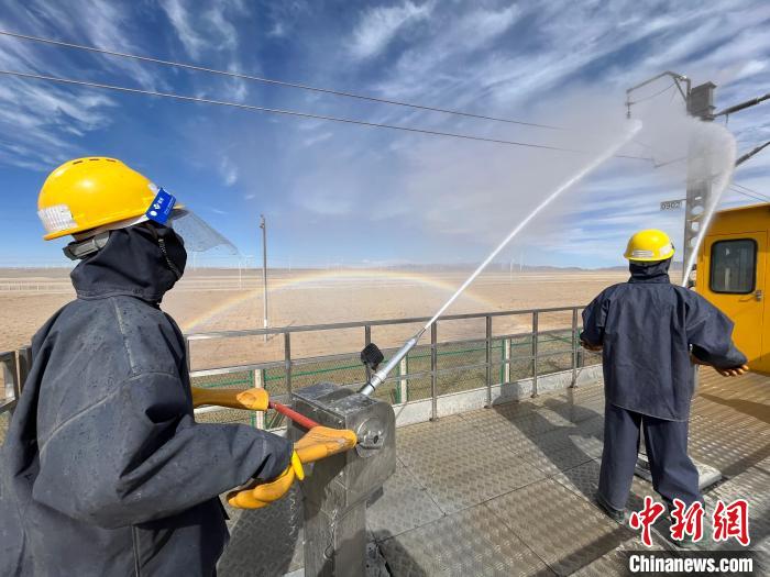 圖為水炮手操作高壓水槍對絕緣子進(jìn)行清洗?！「邌⒑?攝