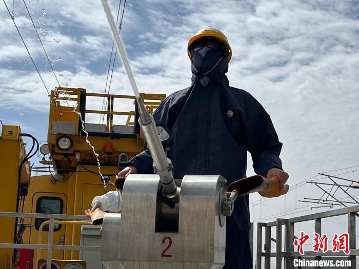 圖為水炮手操作高壓水炮進(jìn)行作業(yè)?！「邌⒑?攝