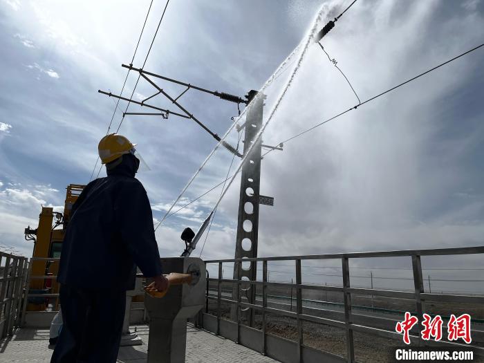 圖為高壓水槍的水柱沖洗絕緣子串?！「邌⒑?攝