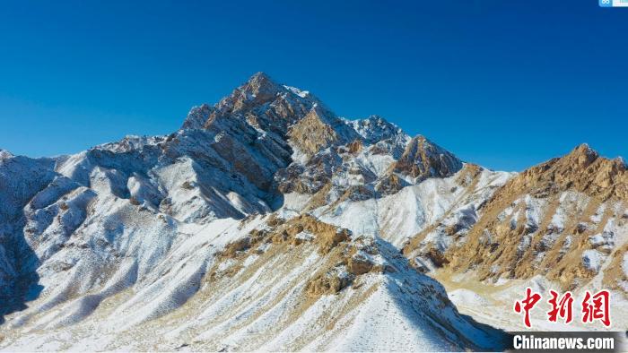 圖為山川被白雪覆蓋，與藍天相互呼映。　都蘭縣融媒體中心供圖