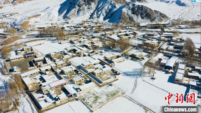 圖為鄉(xiāng)村被白雪覆蓋?！《继m縣融媒體中心供圖