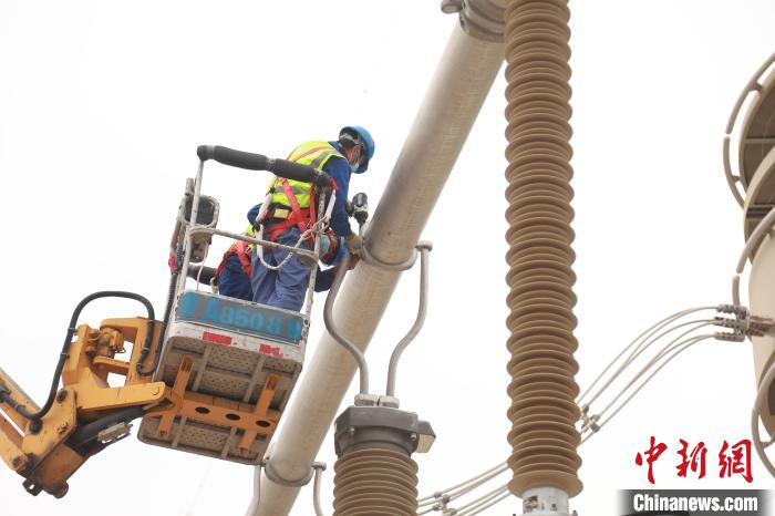 圖為國(guó)網(wǎng)青海超高壓公司變電檢修人員正在開(kāi)展設(shè)備檢修工作?！≈煲闳?攝