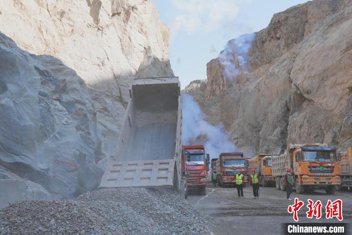 圖為大壩填筑現(xiàn)場?!∷娝木止﹫D