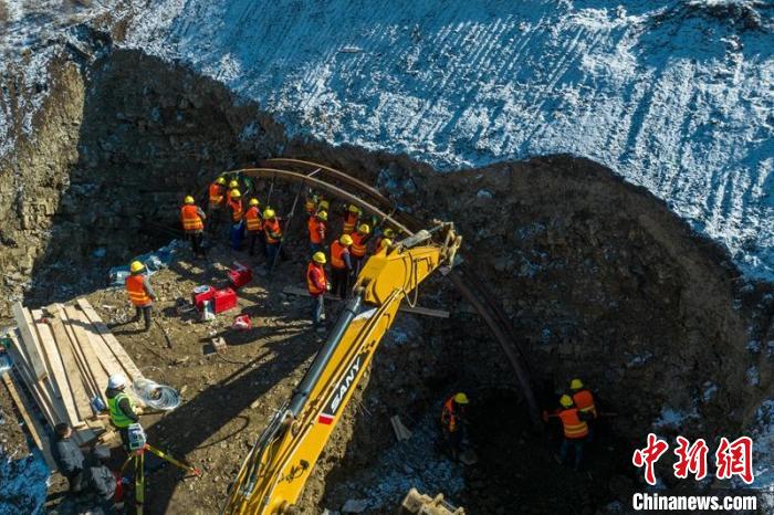 西成高鐵紅原2號(hào)隧道出口工人師傅正在進(jìn)行導(dǎo)向墻、管棚施工作業(yè)?！⒅铱?攝