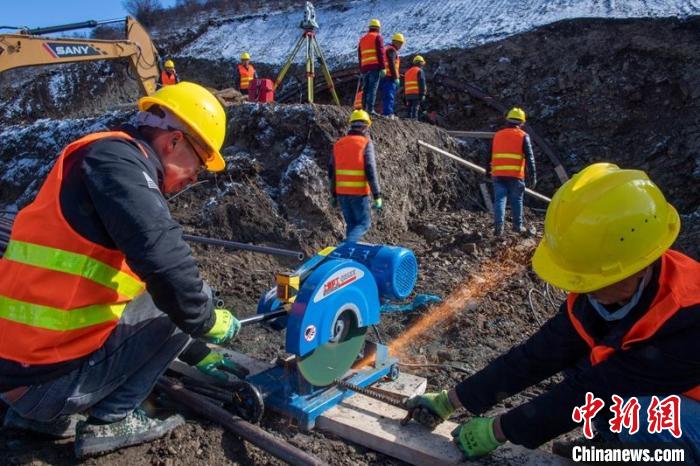 西成高鐵紅原2號隧道出口忙碌的工人師傅?！⒅铱?攝