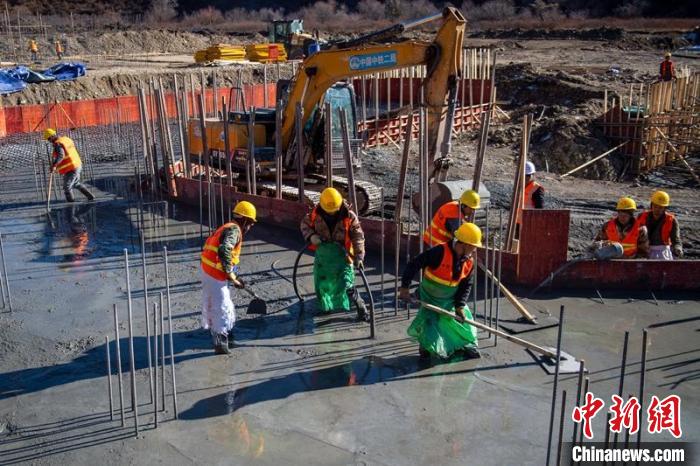 川主寺鎮(zhèn)牧場村西成高鐵1號拌合站工人師傅正在進(jìn)行駐地、拌合站澆筑施工作業(yè)。　劉忠俊 攝
