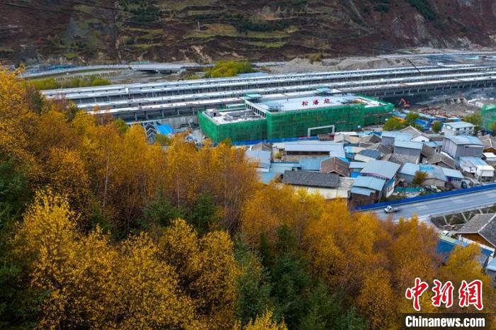 正在建設(shè)的成蘭鐵路松潘站?！⒅铱?攝