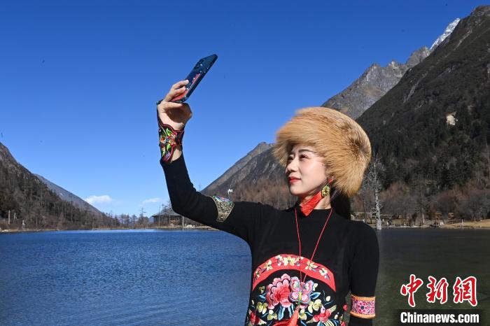 游人在畢棚溝景區(qū)拍照留念?！“苍?攝