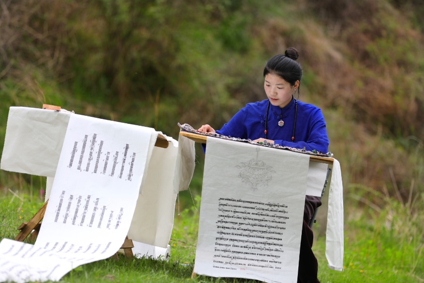 藏文書(shū)法。德格縣融媒體中心供圖