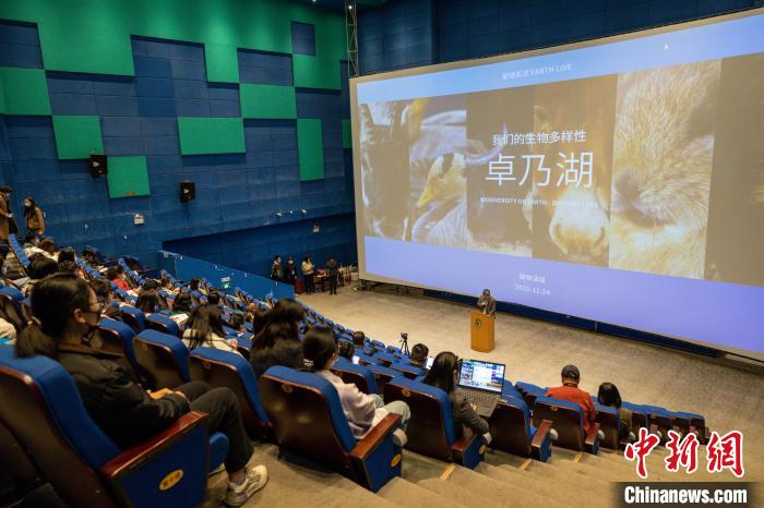 圖為首映式現(xiàn)場(chǎng)?！⊥踽?攝