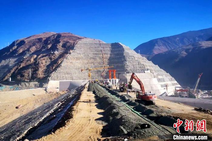 巴塘水電站大壩封頂現(xiàn)場。　中國安能第三工程局供圖