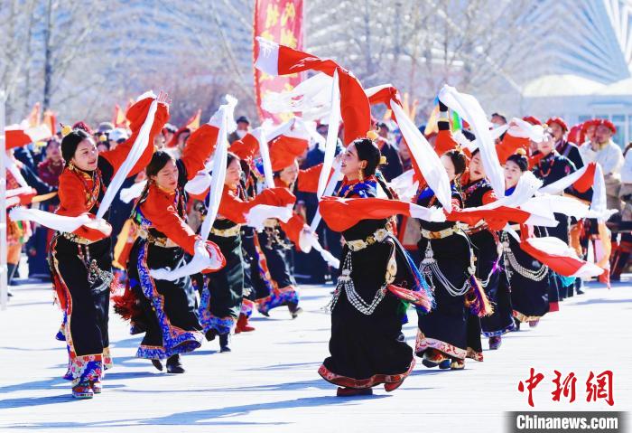 圖為玉樹群眾在廣場內(nèi)載歌載舞。　馬銘言 攝