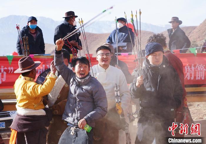 圖為藏族民眾跺腳歡呼慶祝弓箭手射中靶心。　馬銘言 攝