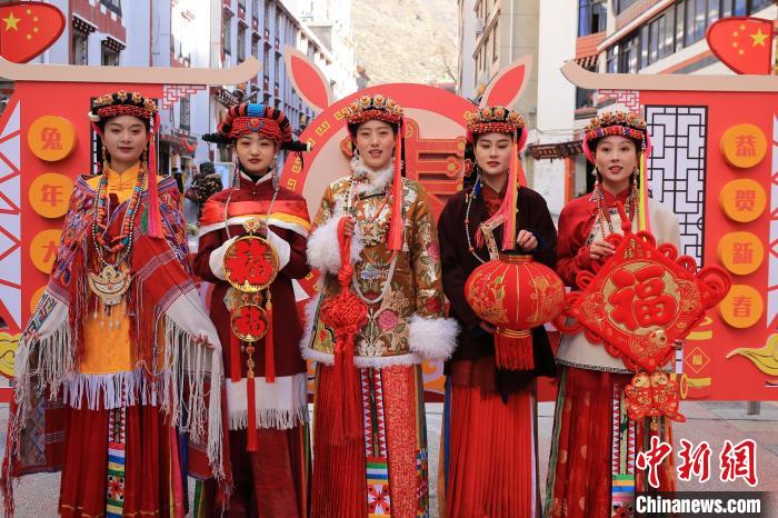 丹巴美女送祝福，迎新年?！±钣腊?攝
