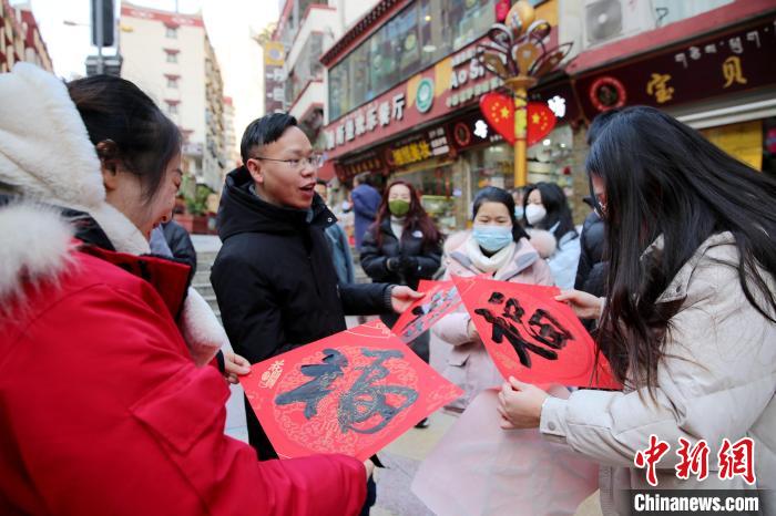 街頭市民收到送的“福”字?！±钣腊?攝