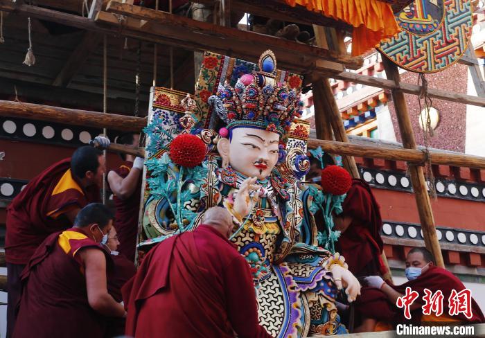 圖為塔爾寺僧人為酥油花搭架子?！●R銘言 攝